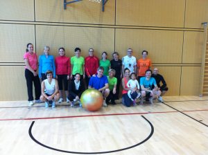 Hallentraining - Gruppenbild mit Ball