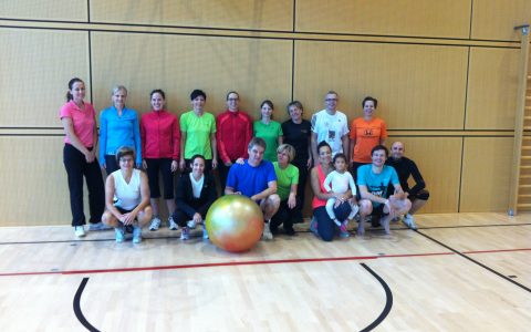 Hallentraining - Gruppenbild mit Ball