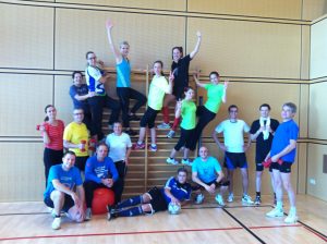 Hallentraining - Gruppenbild auf der Leiter